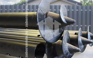 Забор из евроштакетника на винтовых сваях